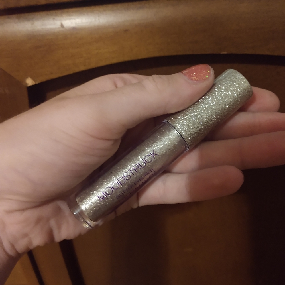Glitter eyeliner